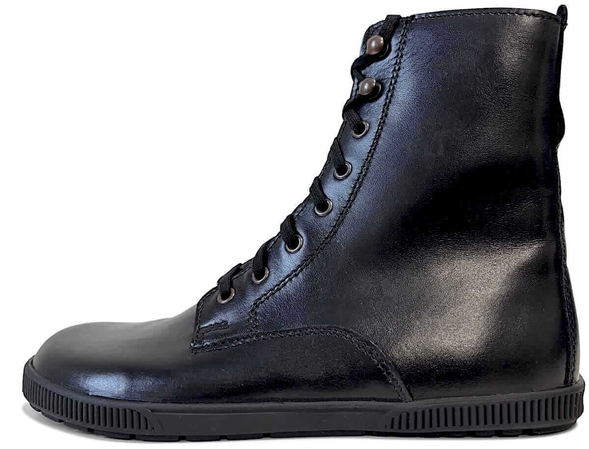 Damenstiefel als Barfußschuh aus Leder in Petrol mit schwarzer grob profilierter Sohle und dunklen Metallösen und Senkeln 