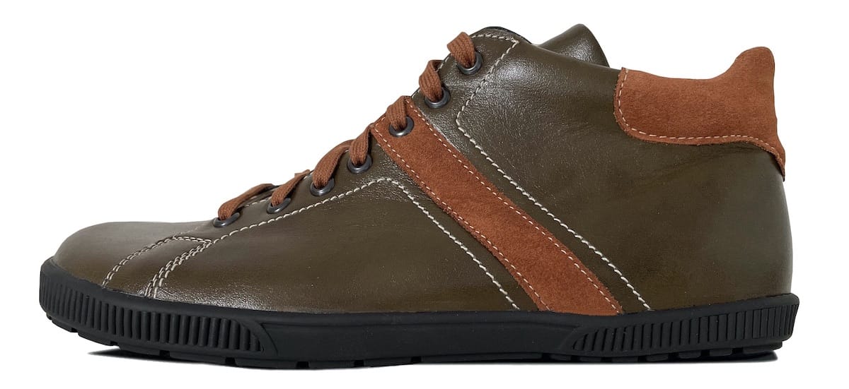 Knöchelhoch geschnittener Barfußschuh aus dunkelgrünem Leder mit Zierstreifen aus braunem Leder und braunen Applikationen im Fersenbereich. Mit braunen Senkeln und schwarzer Sohle.