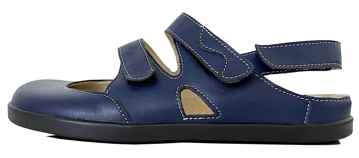 Damen Sandale aus blauem Leder mit weißen Nähten mit Fersenriemen und Klettverschlüssen. Mit Lederinnenfutter Beige und schwarzer Sohle.
