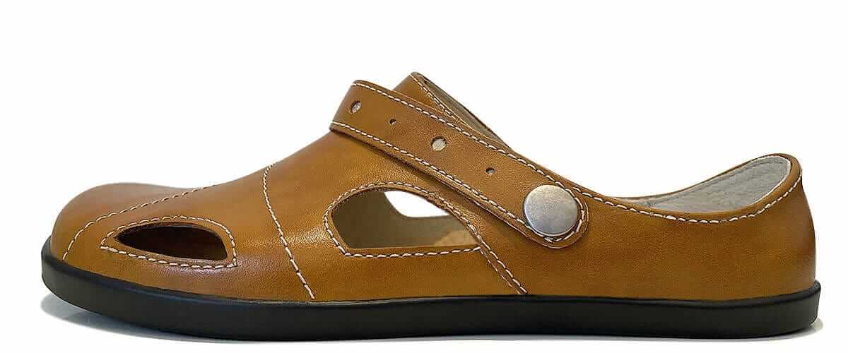 Barfuß Clog in braunem Leder mit weißen Nähten und Fersenriemen mit Druckknopf