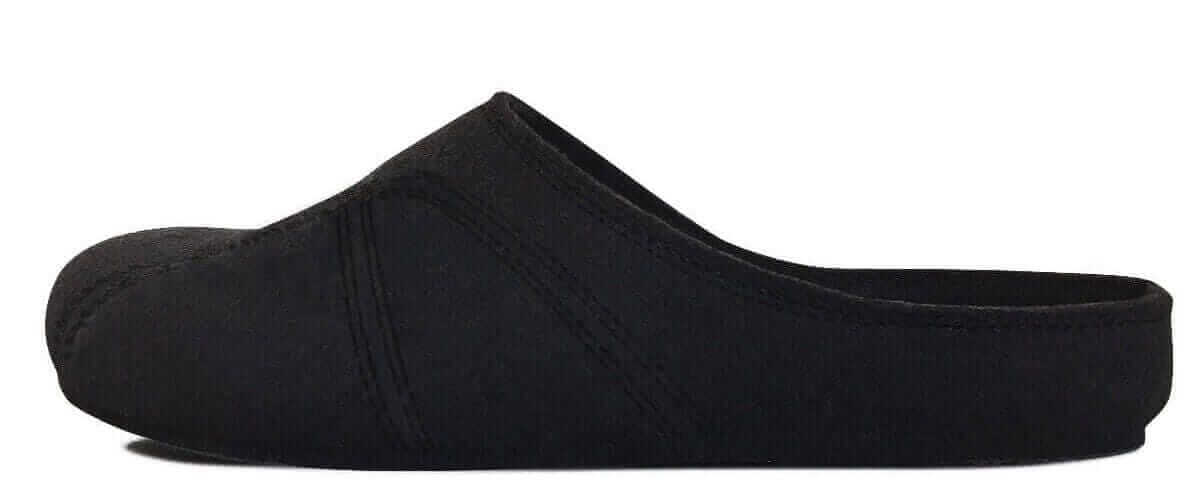 Pantoffel mit Zehenfreiheit aus schwarzem Filz mit schwarzen Nähten. Laufsohle Filz mit Nullabsatz.