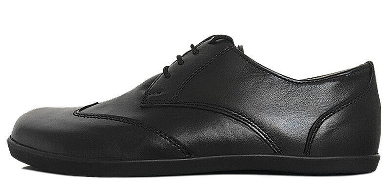 Senmotic Barfußschuh als Businessschuh aus schwarzem Rindsleder und Ziernaht auf der Vorderkappe. Mit schwarzen Senkeln und schwarzer Sohle.
