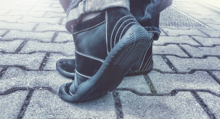 Erste Prototypen Senmotic Barfußschuhe an den Füßen