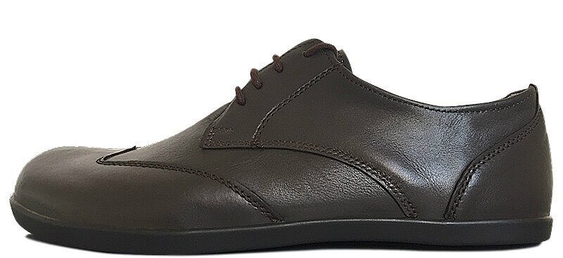 Senmotic Barfußschuh als Businessschuh aus braunem Rindsleder und Ziernaht auf der Vorderkappe. Mit braunen Senkeln und schwarzer Sohle.