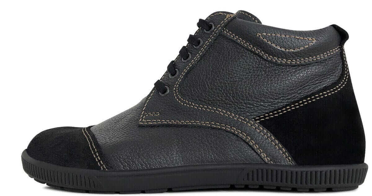 Leichter Wanderstiefel als Barfußschuhe aus genarbten Rindsleder mit Veloursleder und camelfarbenen Nähten. Schwarzer profilierter Laufsohle und schwarzen Senkeln. Mit Wollfutter für den Winter.