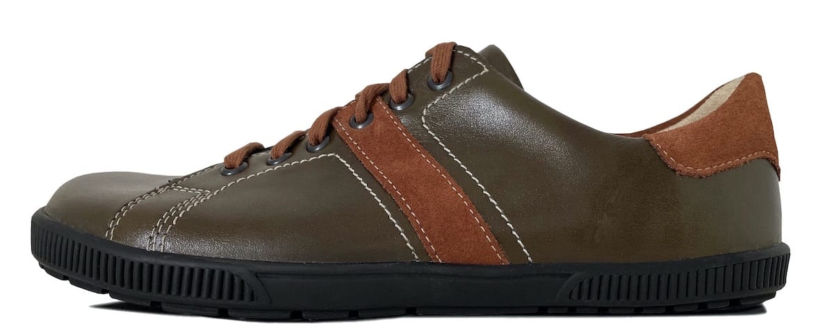 Flacher Barfußschuh aus dunkelgrünem Leder mit Zierstreifen aus braunem Leder und braunen Applikationen im Fersenbereich. Mit braunen Senkeln und schwarzer Sohle