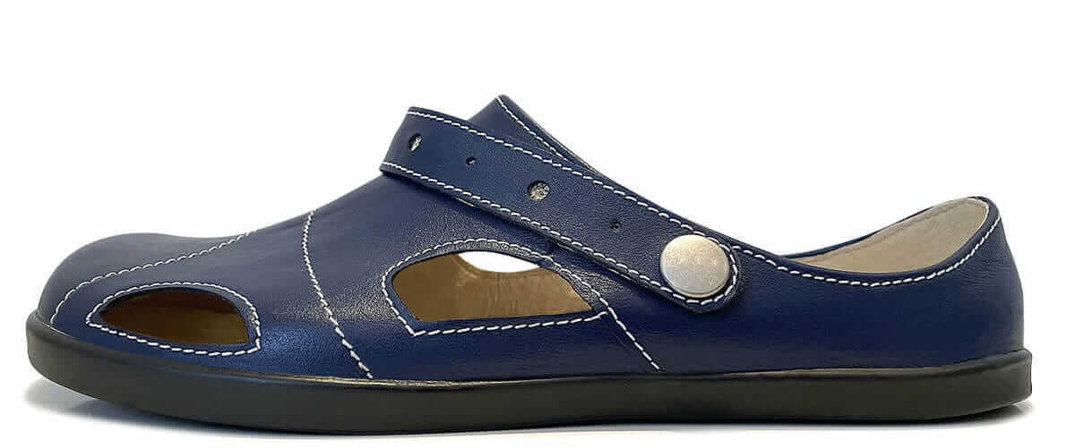 Barfuß Clog in blauem Leder mit weißen Nähten und Fersenriemen mit Druckknopf