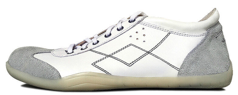 Barfußschuhe für Innenräume aus weißem Leder und grauem Velours mit schwarzen Ziernähten und weißer Sohle