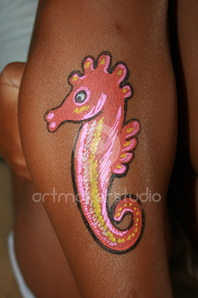 Tattoo temporal pintado a mano - Caballito de mar