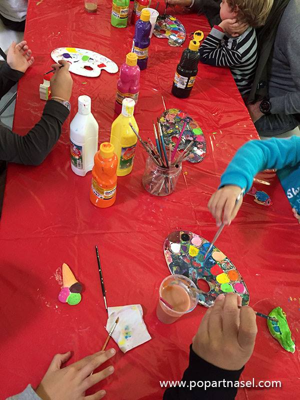 Niños pintando esculturas de escayola Pop Kids by Nasel en Familyland Market Madrid