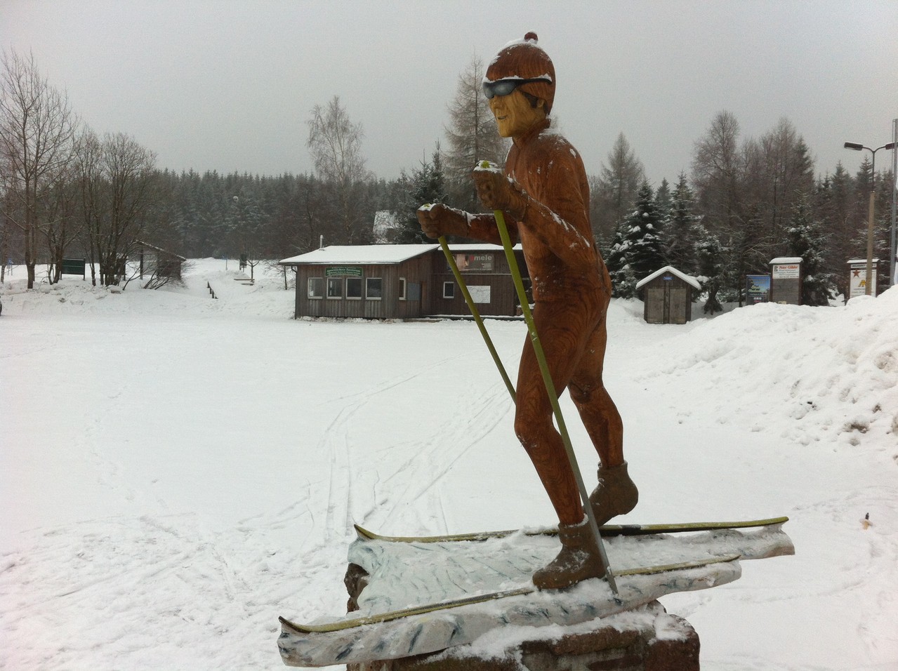 Im Skistadion mit Skihütte