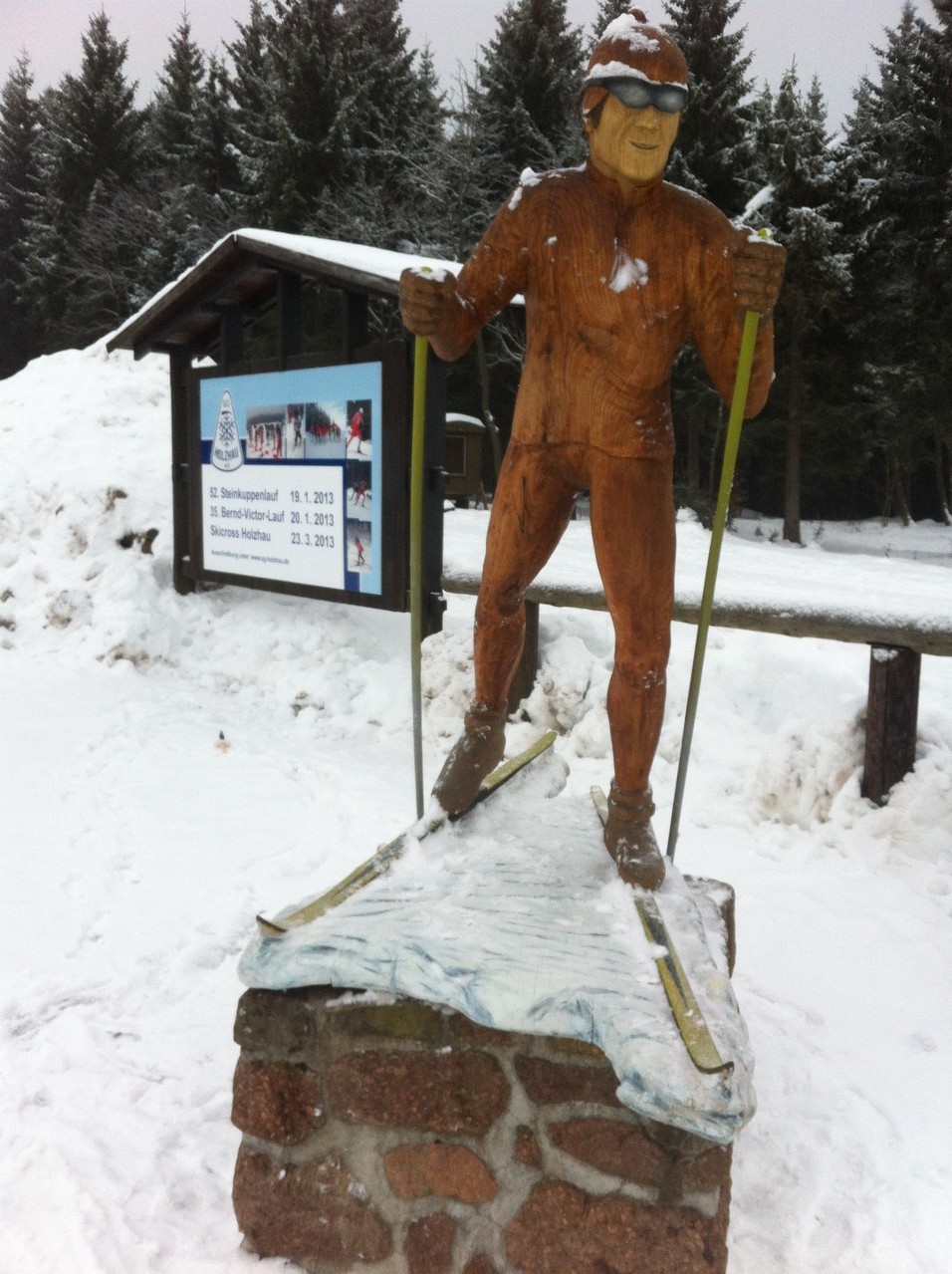 Neue Holzfigur im Skistadion