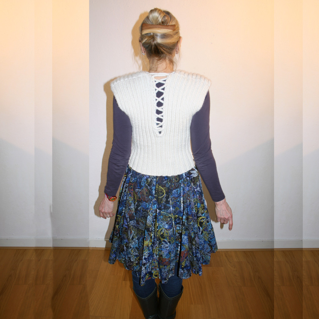 The onesize pullundercreation  XS up to XL designed and made by Beate Gernhardt, Photography Henriks Porciks