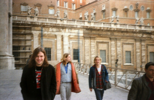 Jonathan Poneman, Kurt Cobain, & TAD’s Steve Wied, Saint Peter square, Rome, November 28, 1989 © courtesy of Bruce Pavitt/’Experiencing Nirvana’ book