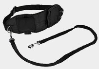 Une ceinture avec une laisse noires pour pratiquer le canicross avec son chien par coach canin 16 educateur canin à domicile angouleme cognac jarnac