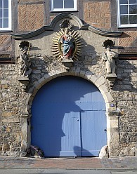 Das ehemalige Tor der Kartause, mit Maria der Gottesmutter, Johannes dem Täufer und dem hlg. Bruno von Köln