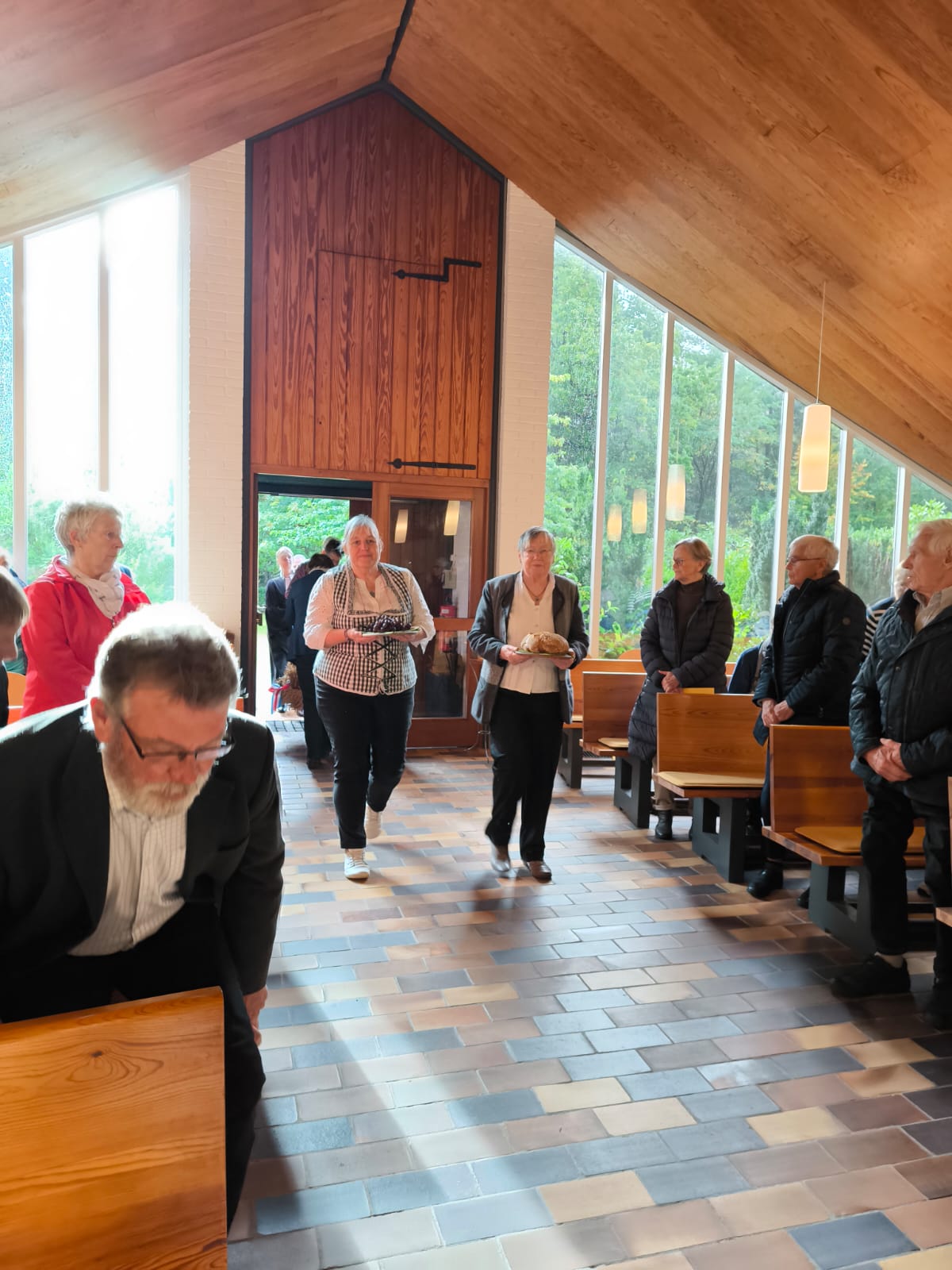 Wenn Brot & Wein als Gaben auf den Altar gebracht werden, ist dies eine tiefgreifende Handlung, die das Leben der Menschen – den Alltag & die Freude – vor Gott bringt. Es ist ein Zeichen der Dankbarkeit für Gottes Schöpfung, Gemeinschaft u Erwatung