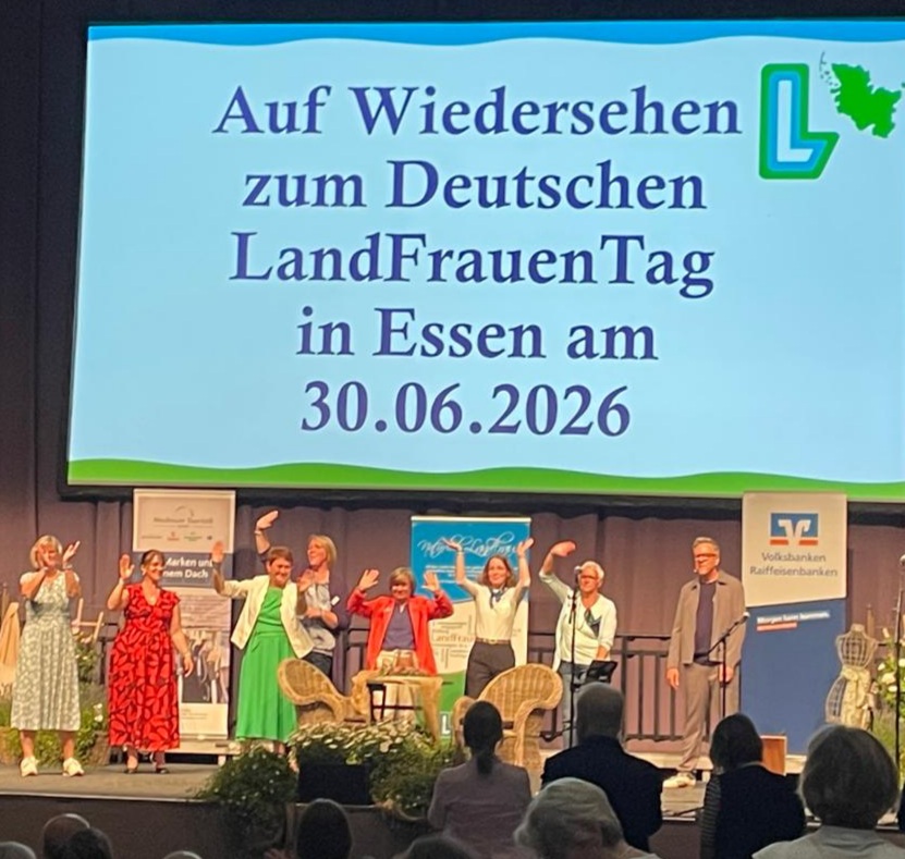 Mitten unter den Organisatoren der Veranstaltung, als Vizepräsidentin des Landfrauenverband SH, unsere Vereinsvorsitzende Sylke.