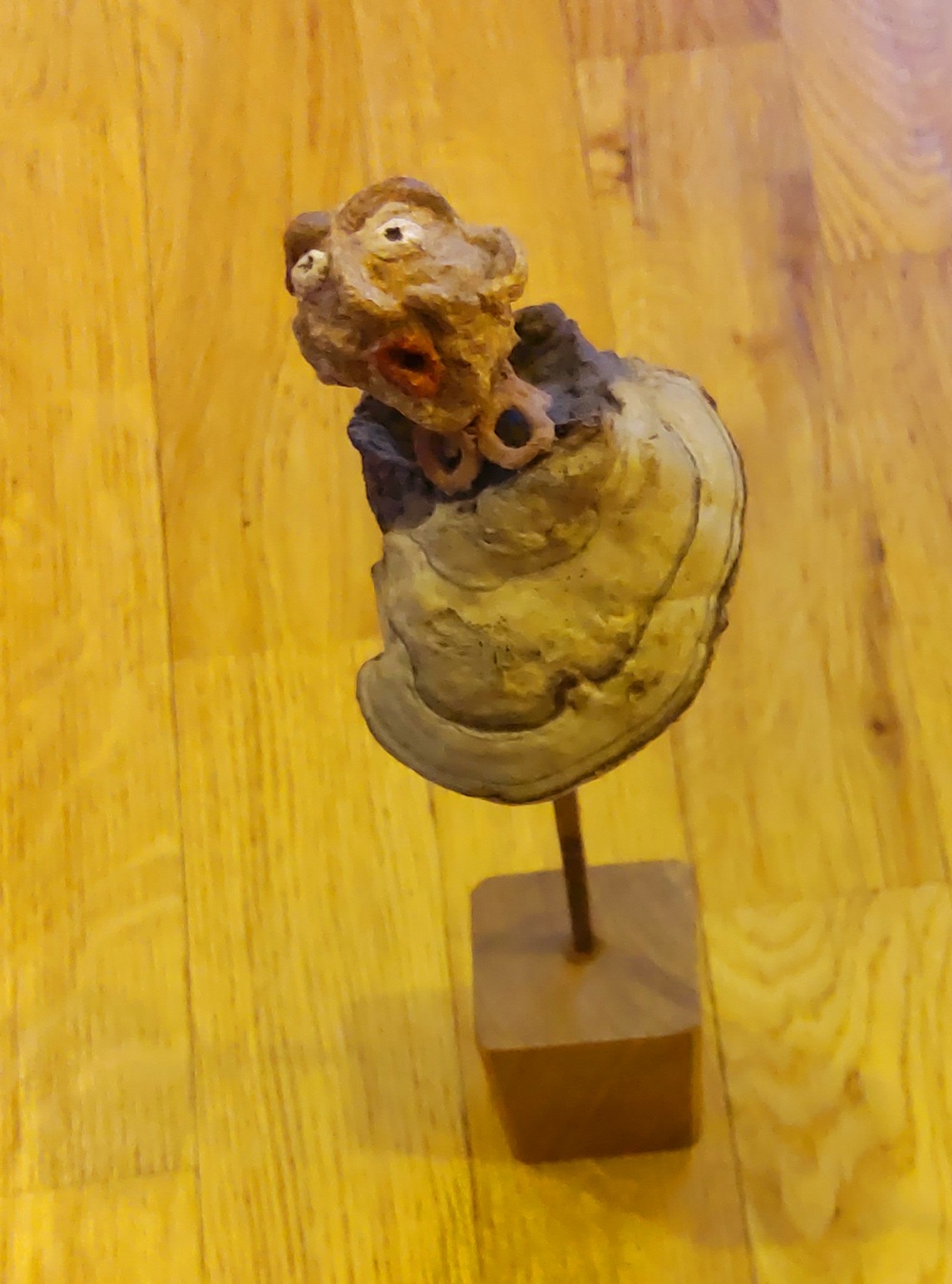 Elise GEOFFRION, "Baba", papier mâché, amadouvier, textile, 39x5x9 cm, 190 €