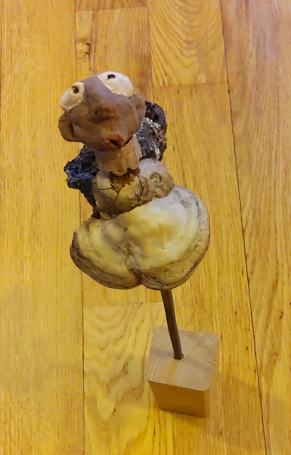 Elise GEOFFRION, "Poussière d'étoile", papier mâché, amadouvier, textile, 39x5x9 cm, 190 €