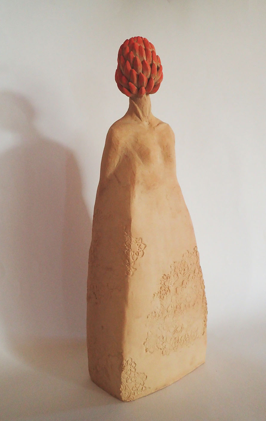 Anne TASSIN, "Madone Protéa",  Céramique, Grès roux, 48x16x11 cm, 2023, 420 € 