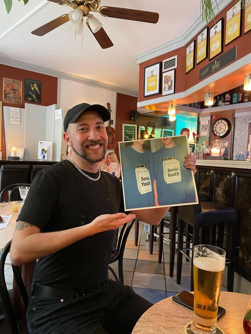 Jeden Dienstagabend lädt die Vintage Bar Graz zum Vinyl-Abend ein! Bring Deine eigenen Platten mit und teile Deine Lieblingsmusik in gemütlicher Atmosphäre. Tauche ein in den Klang vergangener Zeiten und erlebe musikalische Vielfalt. 