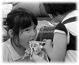 Picture of a Korean child eating asian food. See pictures of the city life here! Bilder vom Stadtleben.