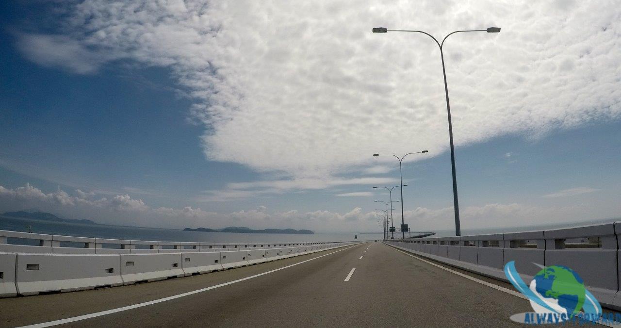 eine laaange Brücke von der Insel zum Festland