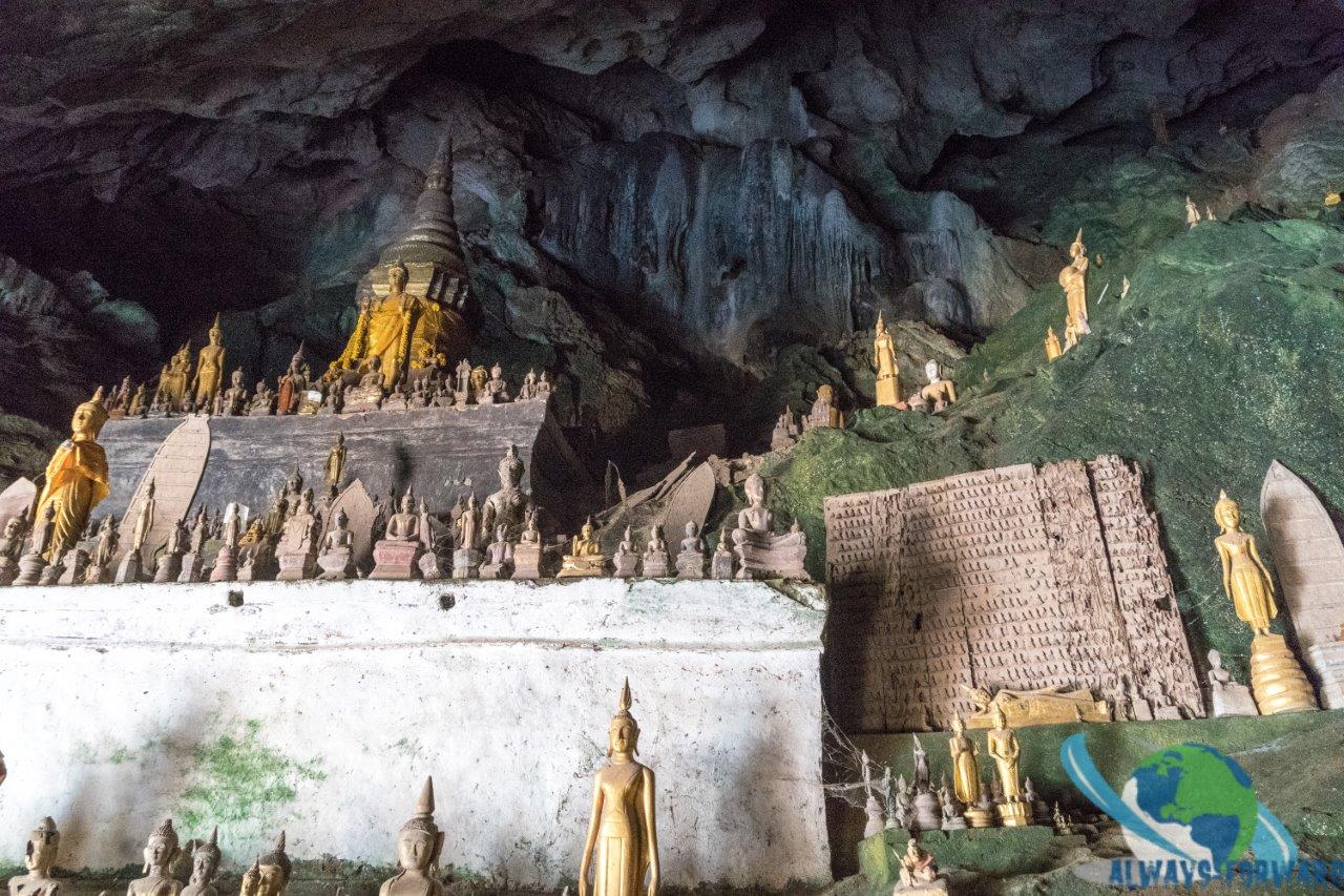 Statuen in der Höhle