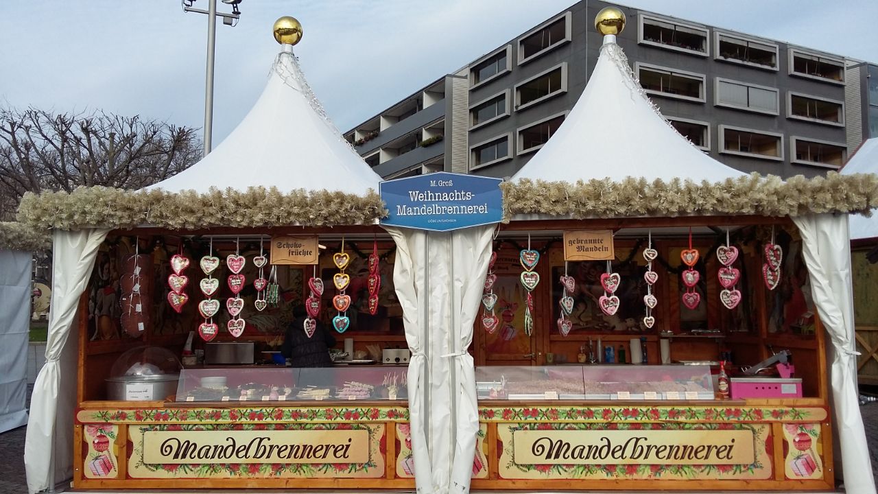 große Mandelhütte Weihnachtsmarkt