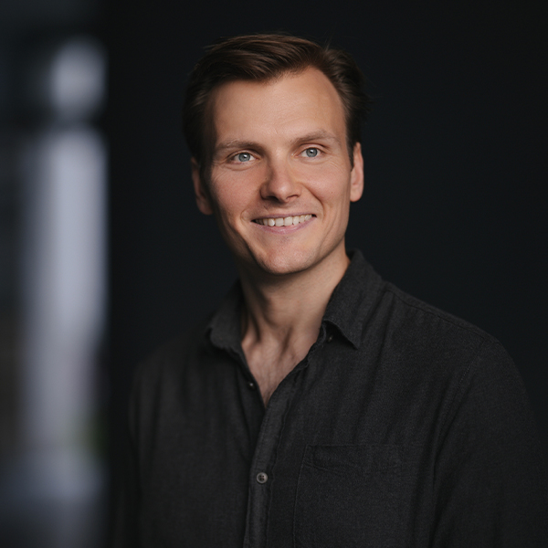 Vitali Alekseenok dirigiert das Eröffnungskonzert. Foto: Simon Pauly.