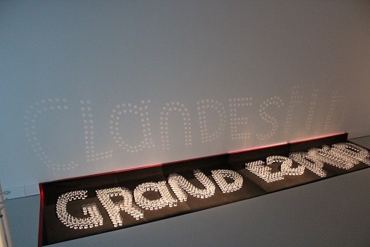 "Au pied du mur", 2014. (anamorphose Grand Espoir / Clandestin).