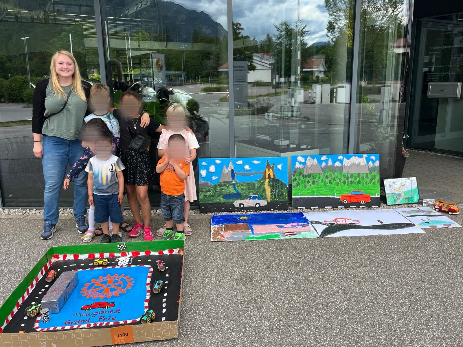 Oldtimer-Rallye des Rotary Club Garmisch-Partenkirchen begeistert die Kinder des s'Mauganest