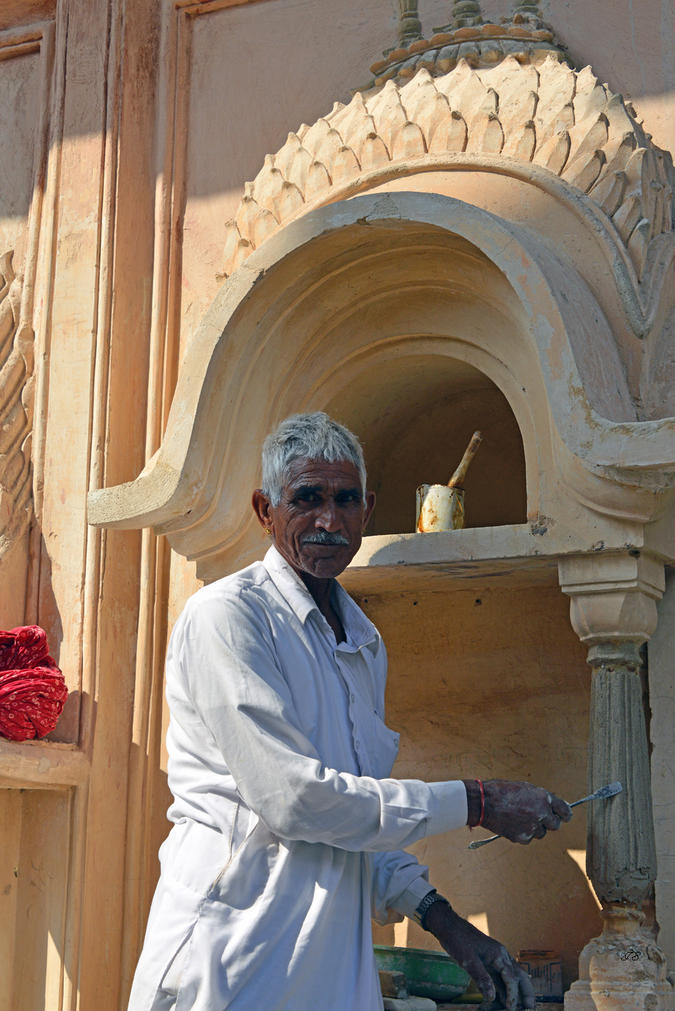 „Laxmi-Tempel“, Restaurator bei der Arbeit