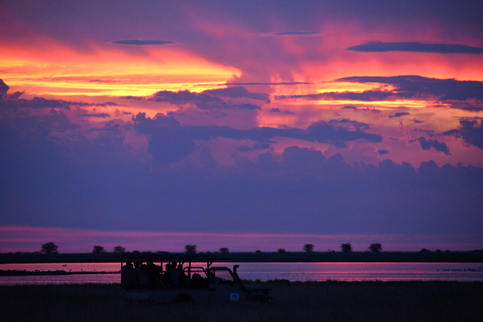 Sonnenuntergang bei den  Makgadikgadi-Pfannen