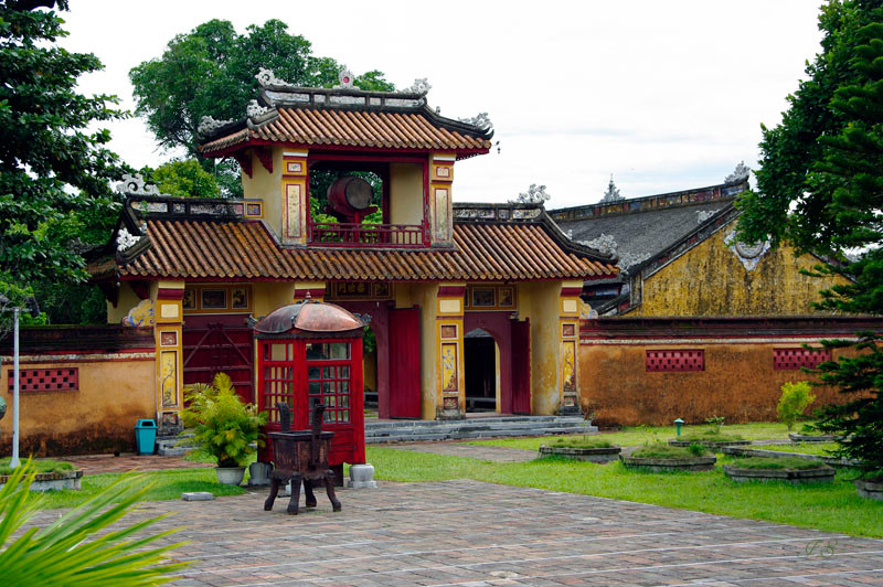 Hue, Phung Tien Tempel