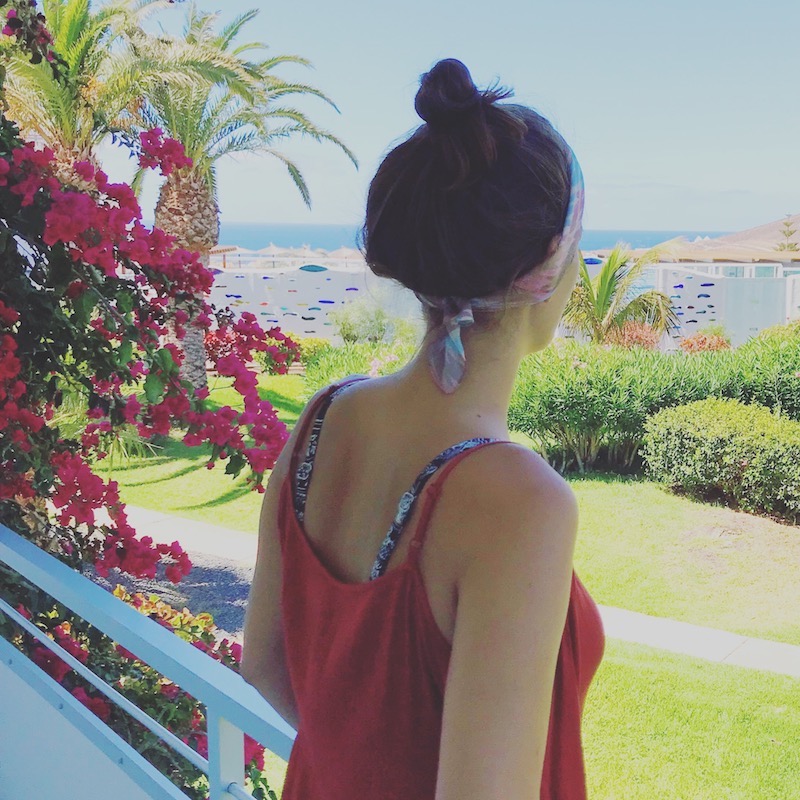 frau auf Balkon mit Haarband
