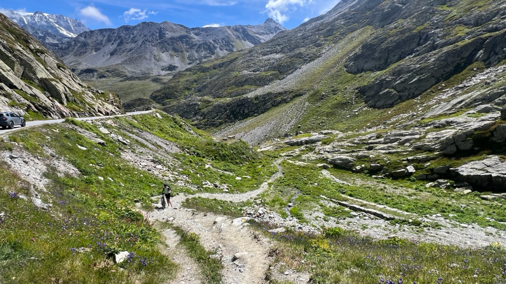 Fabrizio è l’unico che non tocca asfalto… arriverà al colle del GRAN SAN BERNARDO in single track… grande!!!