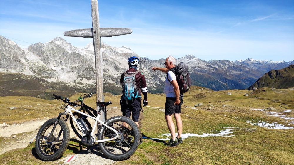 poco oltre il Toggia si raggiunge il Passo San Giacomo, confine Italo- Svizzero......Stefano è pratico della zona perchè  sorvolata in aliante