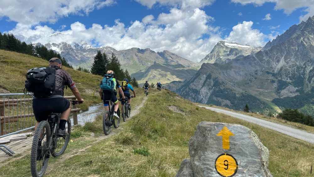 Imbocchiamo il sentiero che costeggia il ru di BY  mentre in lontananza già si intravede la FENETRE DE DURAND, la cima Coppi odierna… sarà dura !! Ma non tutti lo sanno! 😅