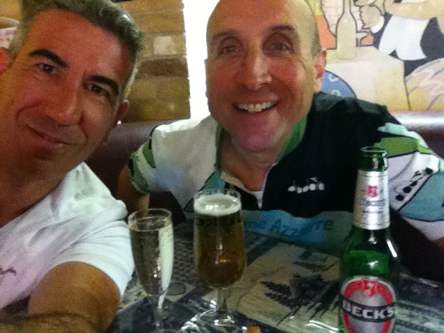 ricordo a Tony che oggi è il suo onomastico....normalmente si paga pegno!!! .......pronto al richiamo ci sgoliamo prosecco e birra a go go!!...ah dimenticavo, auguri Tony!!! hahahaha 