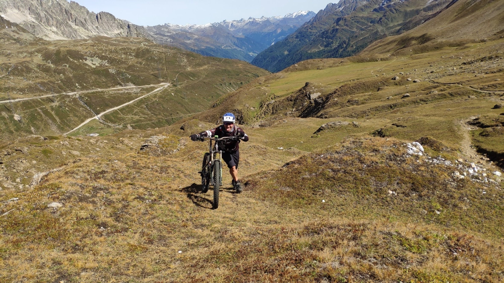 terminato il lungo single track aereo si procede verso il rifugio (Capanna Corno Gries).... chi a spinta a chi a motore