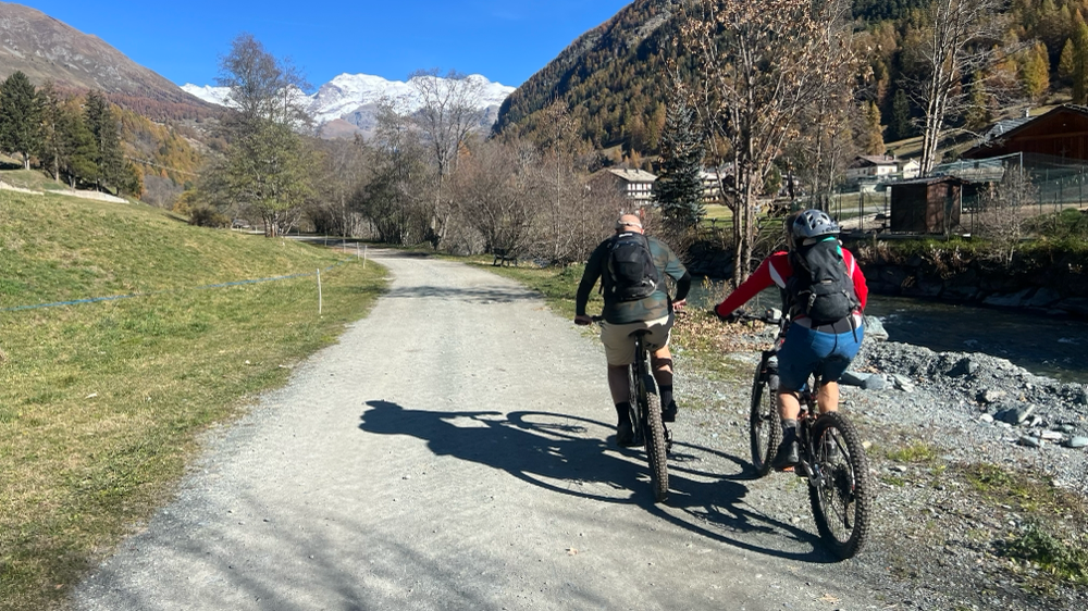 Strada facendo spunta il Monte Rosa