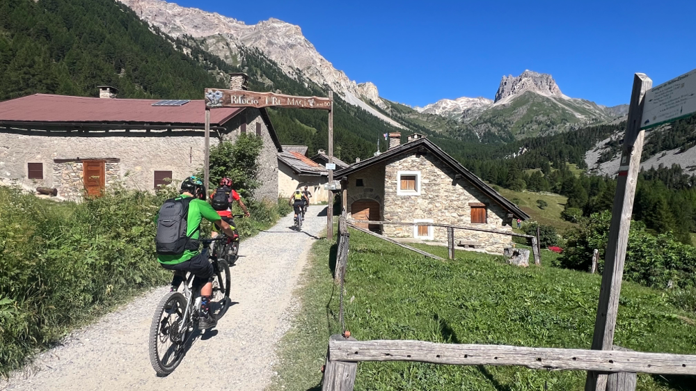Archiviamo la parte bitumata  nei pressi del rifugio RE MAGI dove vi è l’unico approvvigionamento di acqua utile per tutto il giro