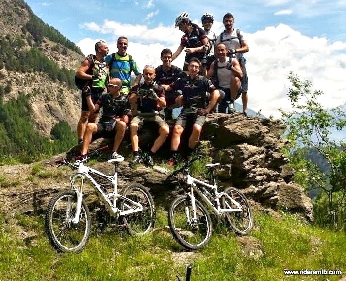 Precauzionalmente scattiamo la foto di gruppo prima che la salita mieta le sue vittime