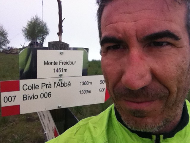 Con non poca fatica si raggiunge la cima... la giornata non è delle più belle ma fra una nuvola e l'altra si intravede la pianura ....da quassù è uno spettacolo!! 