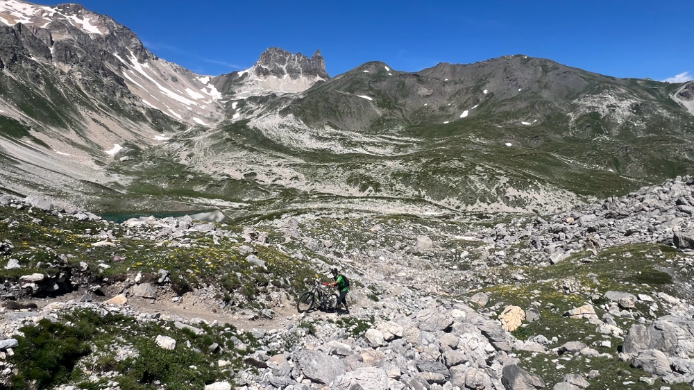 Dal lago inizia un tratto di duro spintage/portage