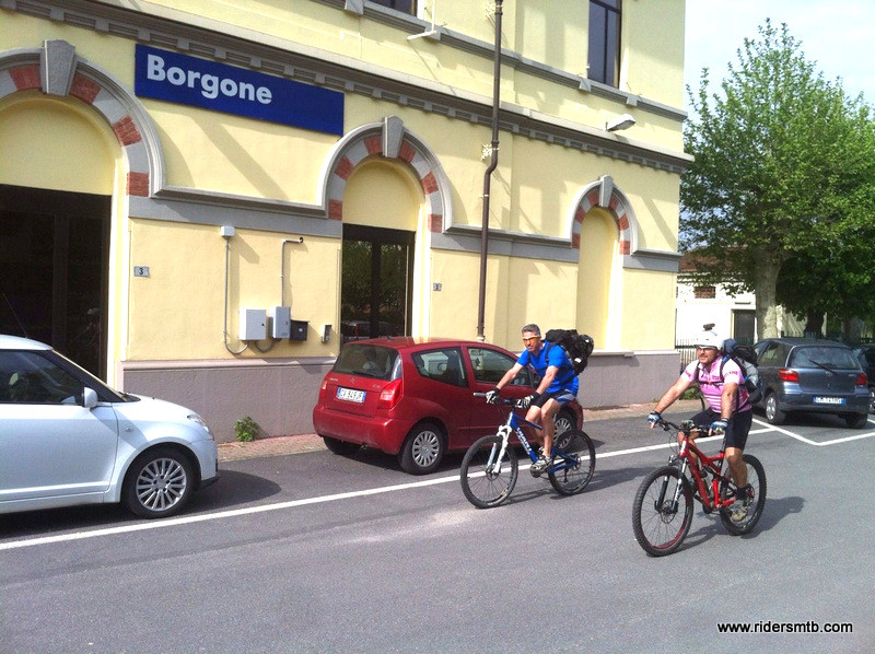 al parcheggio della stazione attendiamo l'arrivo di  Dunkel...ovviamente trenitalia è in ritardo !!