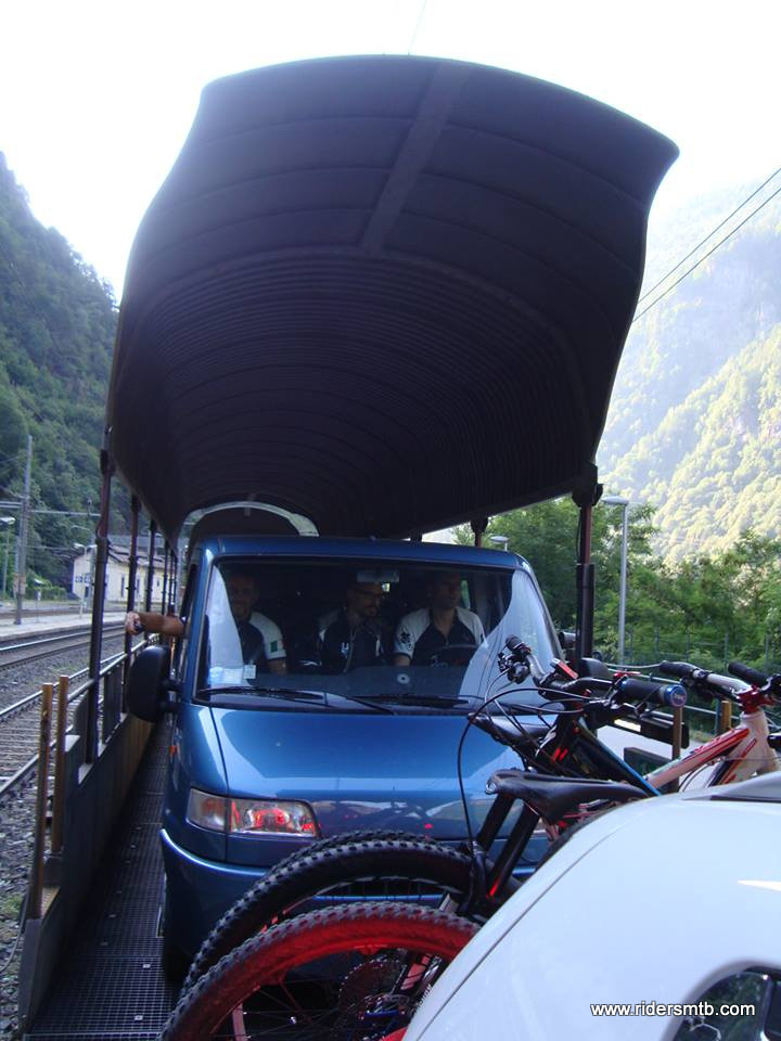 20 minuti di trenino per attraversare il Sempione....visto che è tutto in galleria ne approfittiamo per un leggero sonnellino
