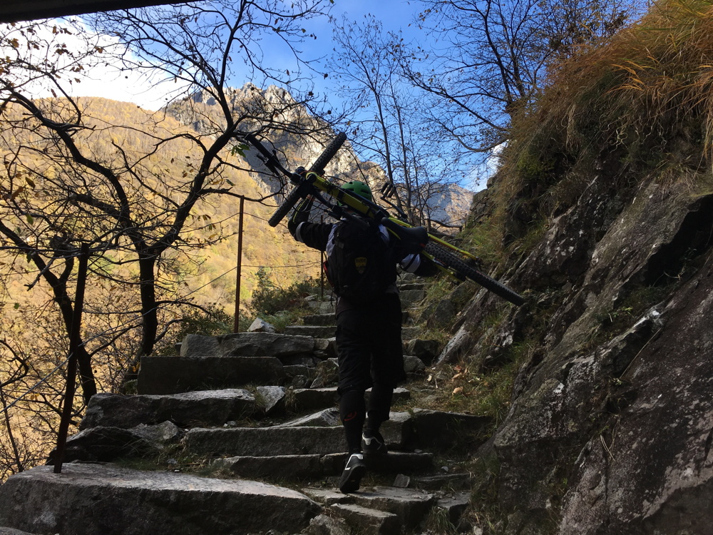 Ivano si spalla 25 kg di E- bike...... per poco....